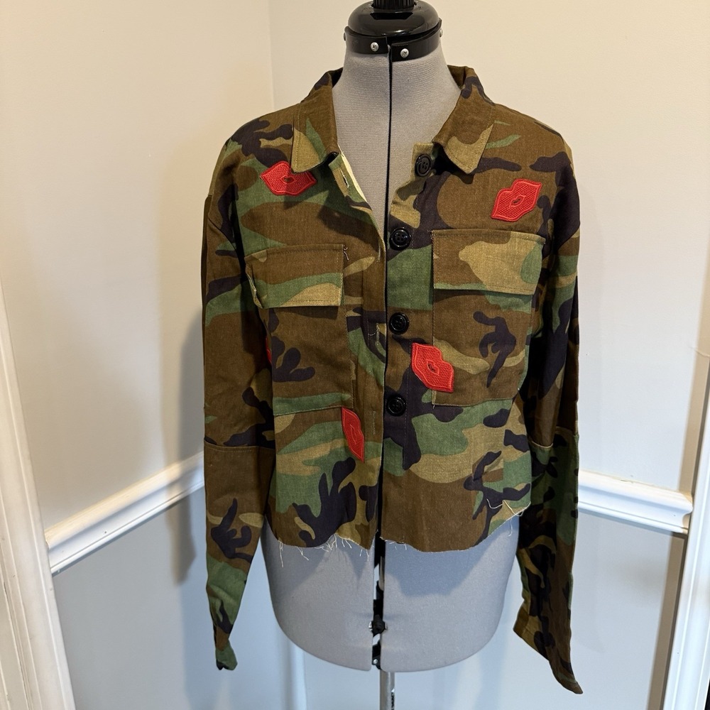 Camo Army Crop Jacket Red Lips Patches 2 Front Pockets 4 Buttons Long Sleeve‎ XL